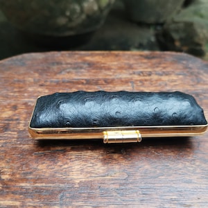 Sigillo Insho Hanko Inkan tradizionale giapponese vintage in una custodia di sicurezza in pelle di struzzo nera decorata con tampone di inchiostro