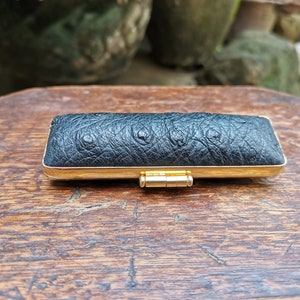 Sigillo Hanko Inkan Insho tradizionale giapponese vintage in una custodia di sicurezza in pelle decorata con tampone di inchiostro