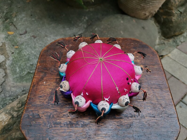 Grand coussin à épingles rond rouge vintage chinois d'occasion image 2