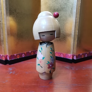 Vintage kreative Kokeshi Puppe Emaille gemalt Sakura Blume Design Kimono signiert