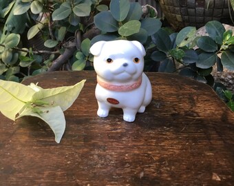 Petite figurine bouledogue japonaise en porcelaine tendre