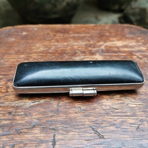 Sigillo tradizionale giapponese Hanko Inkan Insho in una custodia di sicurezza in pelle decorata con tampone di inchiostro