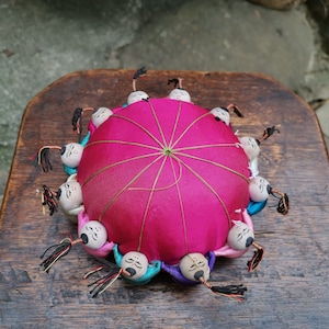 Grand coussin à épingles rond rouge vintage chinois d'occasion image 1