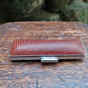 Sigillo Insho Hanko Inkan tradizionale giapponese vintage in una custodia di sicurezza in pelle marrone decorata con tampone di inchiostro