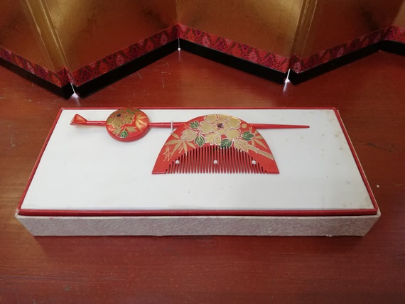 Maki-e Lacquered Wooden Kanzashi and Kushi Japanese Comb and  display picture 2