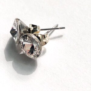 Peut inclure: Une paire de boucles d'oreilles en argent avec des pierres en cristal transparent. Les boucles d'oreilles ont un fermoir &agrave; tige et papillon.