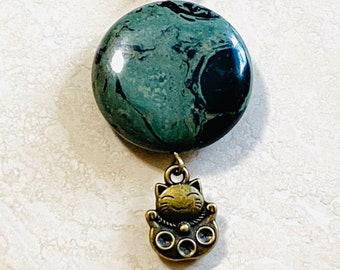 Kambaba Jasper Cute Fortune Cat Car Rearview Mirror Charm,Hunter Green Natural Gemstone Healing Protector,New Car Gift for Her/Him Cat Lover
