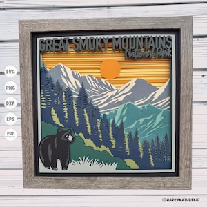 Puede incluir: Una maqueta de papel del Parque Nacional de las Grandes Monta&ntilde;as Humeantes con un oso negro en primer plano. Las monta&ntilde;as est&aacute;n superpuestas con un cielo de puesta de sol y un sol amarillo. El texto "Great Smoky Mountains National Park" est&aacute; en la parte superior de la imagen.