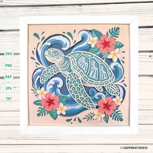 Op de afbeelding: Een meerlaags papierkunstwerk in een witte lijst met een zeeschildpad die door blauwe golven zwemt, omringd door rode hibiscus en witte plumeria bloemen. De tekst SVG, PNG, DXF, EPS, PDF is zichtbaar aan de linkerkant van de afbeelding.