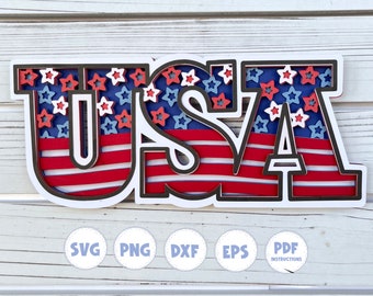 Può includere: Un design artigianale di carta a strati della parola "USA" in lettere con contorno nero con un motivo di bandiera americana rosso, bianco e blu all'interno di ogni lettera. Le lettere sono su uno sfondo di legno bianco con una fila di cinque cerchi bianchi con testo nero sotto le lettere. I cerchi indicano "SVG", "PNG", "DXF", "EPS" e "Istruzioni PDF".