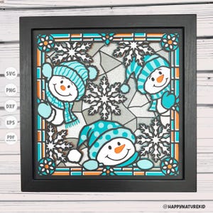 Pode incluir: Uma obra de arte emoldurada com tema de inverno com três bonecos de neve sorrindo usando chapéus, cachecóis e luvas azuis. Os bonecos de neve são cercados por flocos de neve e emoldurados com uma borda preta. A obra de arte tem um efeito de vitral.