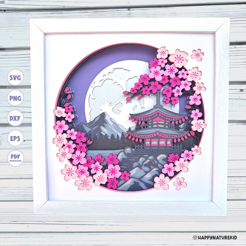Puede incluir: Una obra de arte en papel 3D en capas que representa una pagoda japonesa con flores de cerezo bajo una luna llena. La pagoda es rosa y gris, las flores de cerezo son rosas y la luna es blanca con un efecto de brillo plateado. El fondo es un degradado morado.