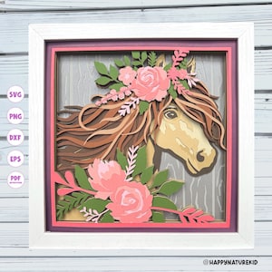 Puede incluir: Un diseño de archivo de corte digital de la cabeza de un caballo con una corona floral. El caballo tiene pelo marrón y una cara marrón claro. Las flores son rosas y blancas con hojas verdes. El fondo es un patrón de veta de madera.