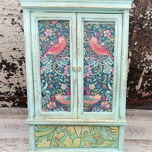 William Morris Themen- Puppenhaus Miniatur 12.Skala Tatty style Kommode Hand fertig, einzigartig für ein Puppenhaus