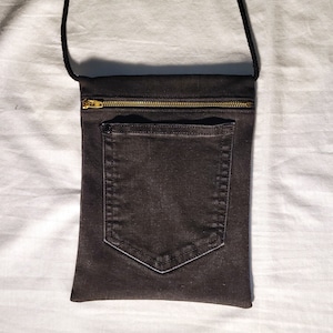 Bolso bandolera de mezclilla estilo gótico negro