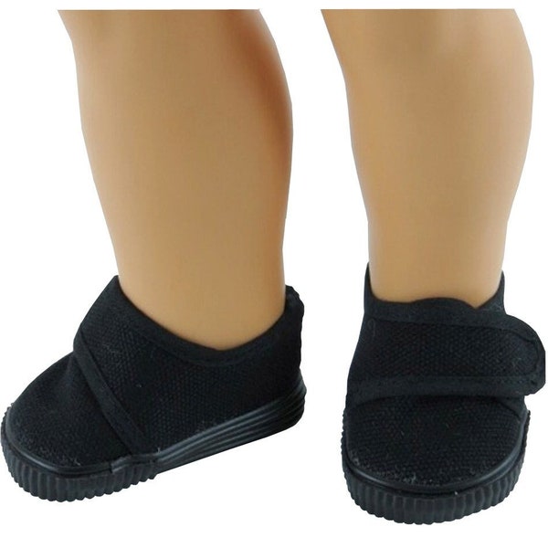 Zwarte canvas loafers schoenen passen op een Amerikaanse jongenspop van 18 inch
