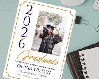 Plantilla de tarjeta de graduación con foto Clase de 2026, Anuncio de graduación de chica de último año, Invitación de collage de fotos con escritura a mano Canva