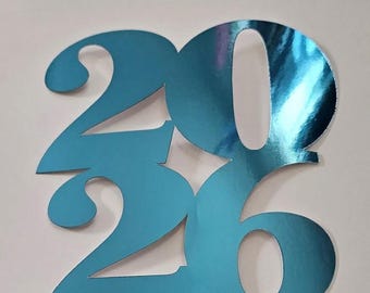NUEVO* Paquete de 2 centros de mesa cromados metálicos con el año de graduación, recortes de graduación, etiquetas 2026, decoración de graduación de color personalizado, regalos para fiestas de graduación