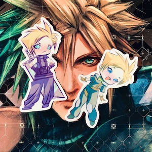 Könnte beinhalten: Zwei Aufkleber mit Comicfiguren, die einen blonden Jungen mit einem blauen und violetten Outfit zeigen, der ein Schwert hält, und einen blonden Jungen mit einem blauen und gelben Outfit. Die Aufkleber befinden sich auf einem Hintergrund mit einem grün-blauen Muster.