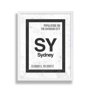 Op de afbeelding: Een zwart-wit grafisch ontwerp met de tekst "SY" en "Sydney" in vetgedrukte letters. De tekst "POPULATION: 5M THE HARBOUR CITY" staat boven de naam van de stad. De co&ouml;rdinaten "33.8688&deg;S, 151.2093&deg;E" staan onder de naam van de stad.