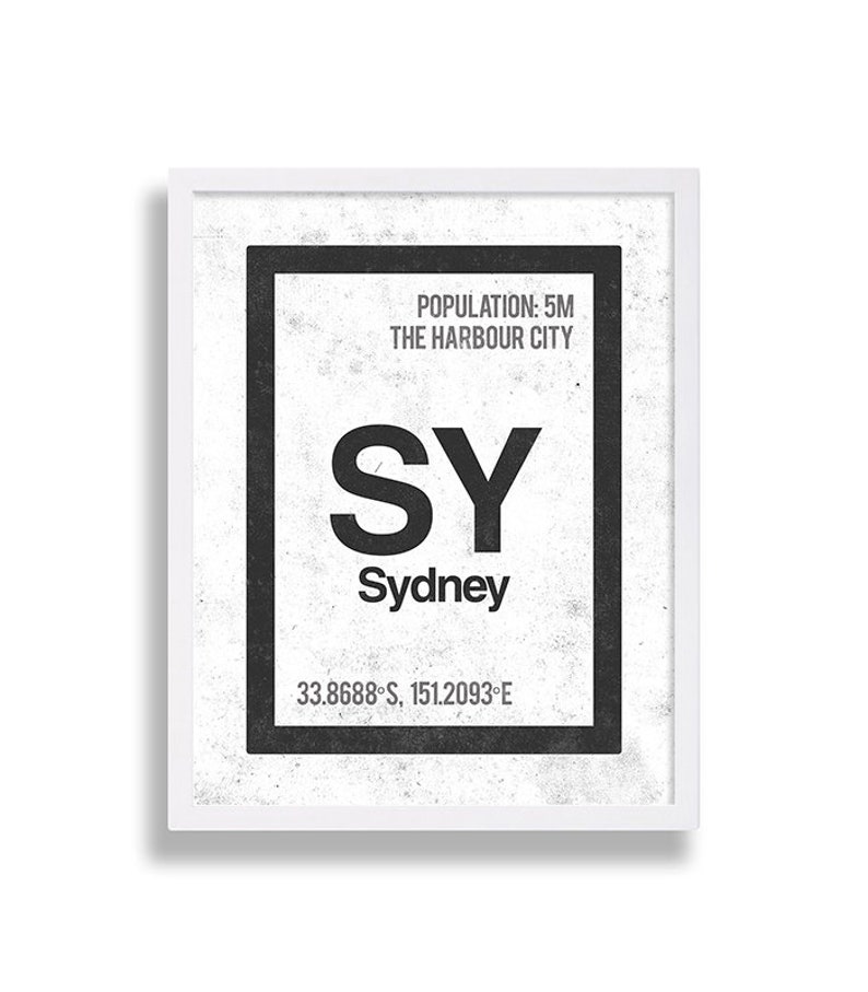 Op de afbeelding: Een zwart-wit grafisch ontwerp met de tekst "SY" en "Sydney" in vetgedrukte letters. De tekst "POPULATION: 5M THE HARBOUR CITY" staat boven de naam van de stad. De co&ouml;rdinaten "33.8688&deg;S, 151.2093&deg;E" staan onder de naam van de stad.