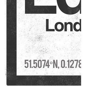 Op de afbeelding: Een zwart-wit grafisch ontwerp met het woord "Lond" en de co&ouml;rdinaten "51.5074&deg;N, 0.1278&deg;E".
