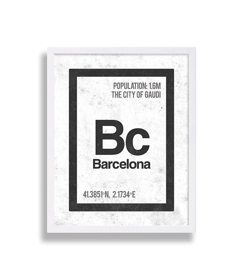 Op de afbeelding: Een zwart-wit grafisch ontwerp van de stad Barcelona, Spanje. Het ontwerp is in de stijl van een element uit het periodiek systeem, met de naam van de stad en de bevolkingsomvang. De co&ouml;rdinaten van Barcelona zijn ook opgenomen.