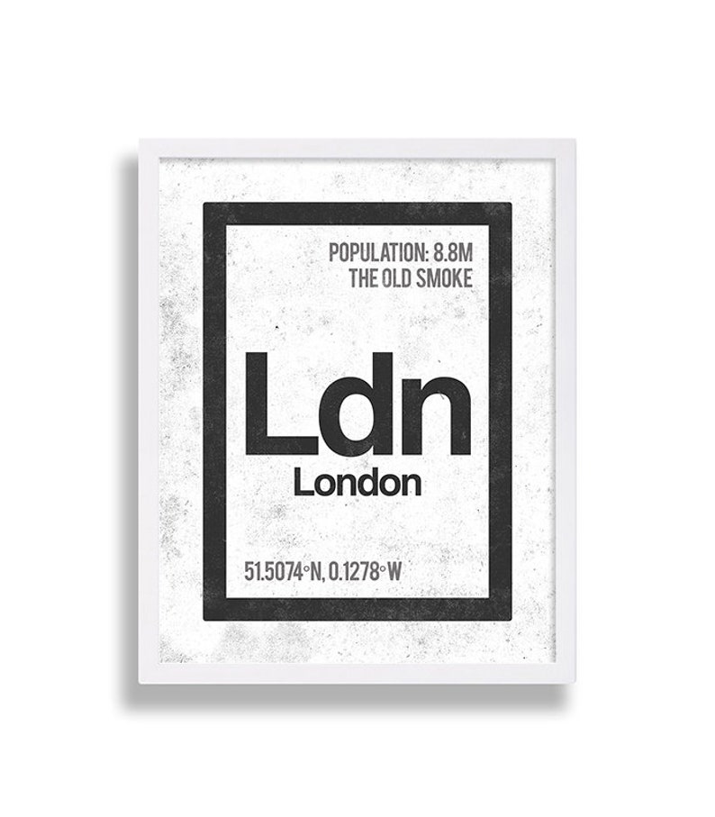 Op de afbeelding: Een zwart-wit grafisch ontwerp van een stedelijke element. De grafiek bevat de tekst "Ldn" met het woord "London" eronder. De tekst "Population: 8.8M The Old Smoke" staat bovenaan de grafiek. De co&ouml;rdinaten "51.5074&deg;N, 0.1278&deg;W" staan onderaan de grafiek.