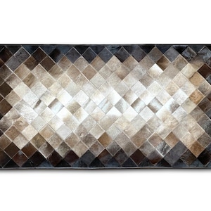Peut inclure: Un tapis rectangulaire en cuir de vache avec un motif en losange. Le tapis est un mélange de brun, noir et blanc.
