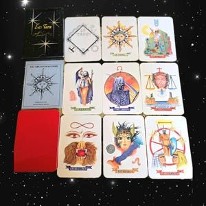 Könnte beinhalten: Ein Tarotkartenspiel mit einer schwarzen Schachtel mit goldenem Text und Sterndesigns. Das Deck enthält illustrierte Karten mit verschiedenen Symbolen und Figuren, darunter die Sonne, der Mond und eine Figur mit einer Sense. Die Karten sind auf Englisch und Italienisch.