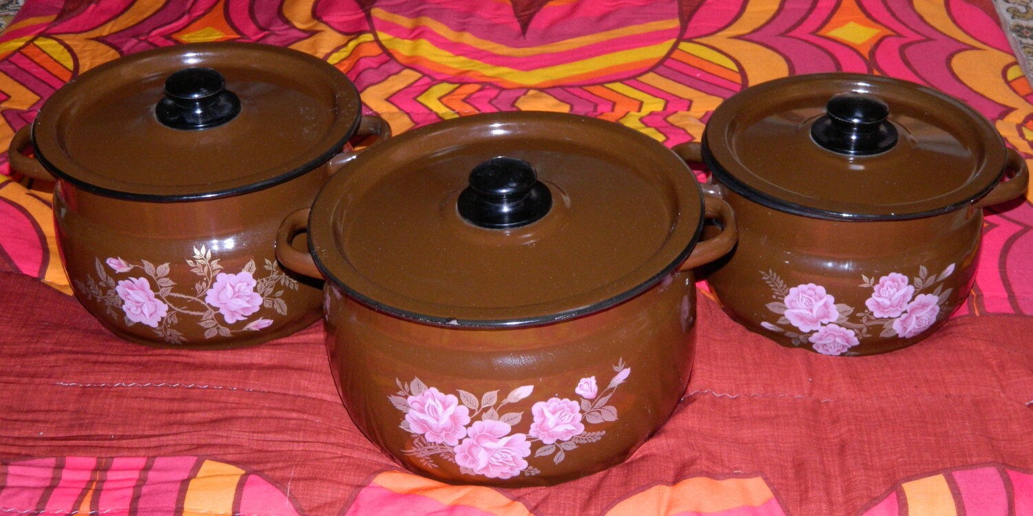 Lot de 3 Casseroles Émaillées Diamètre 19, 21, 23 cm avec Dessin Fleurs. Vintage 1995