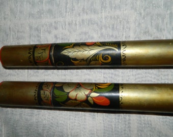 zwei Boxen inspirierende russischen Bleistifte oder Kugelschreiber