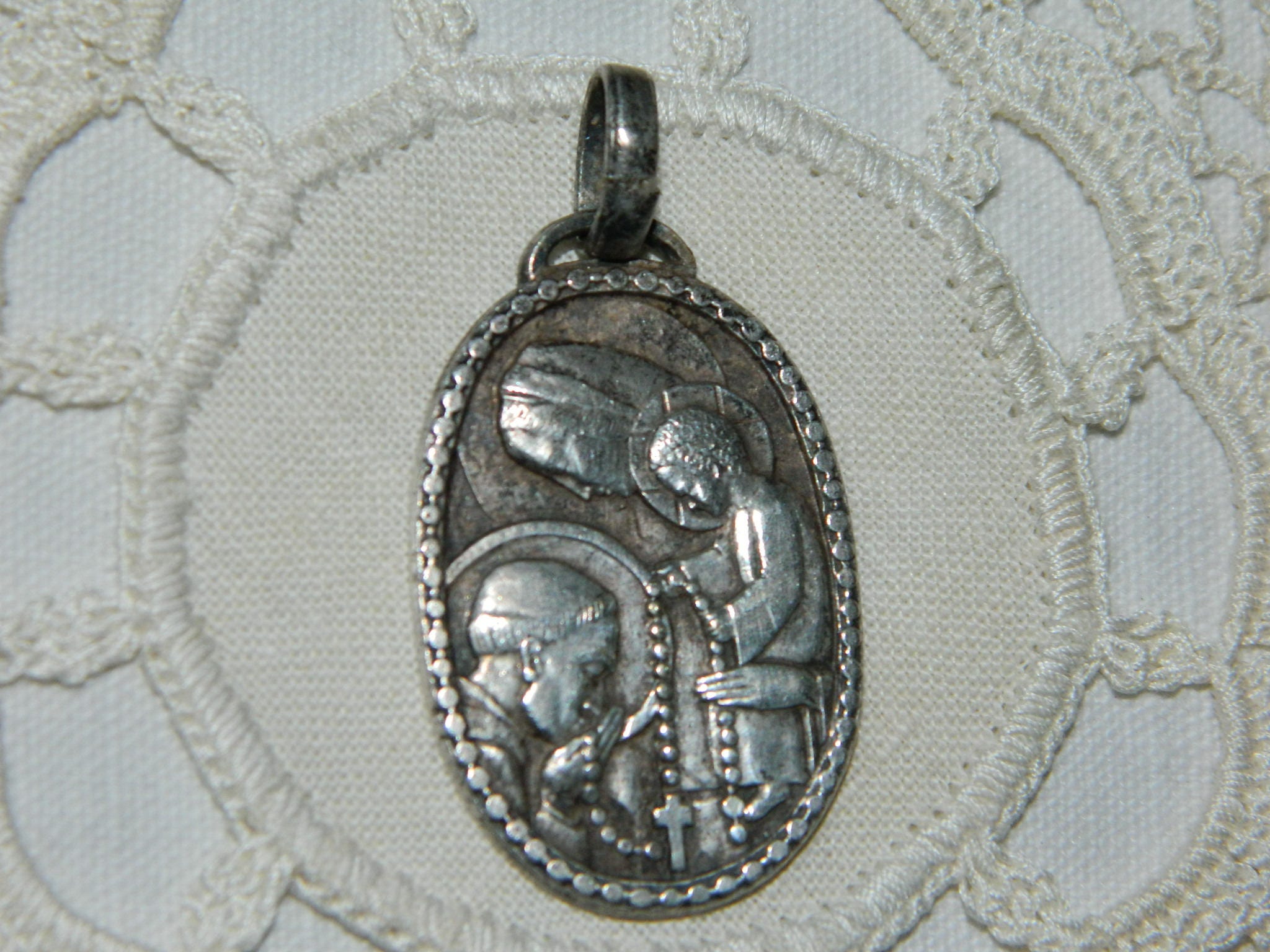 Antique Médaille Religieuse. N1. Longueur 3, 8 cm. Vintage French Medal Religion. Lenght 0, 98 Inche
