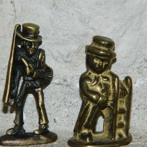Schornsteinfeger in Bronze oder Messing, sehr kleines Motiv. 2er-Set. Vintage-Set von zwei französische.