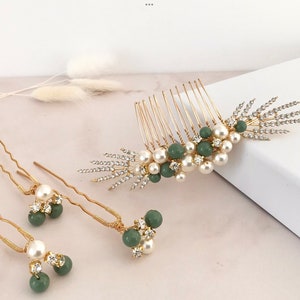 K&ouml;nnte beinhalten: Ein Set aus drei goldenen Haark&auml;mmen mit gr&uuml;nen und wei&szlig;en Perlenakzenten. Die K&auml;mme sind mit Strasssteinen verziert und haben ein zartes, feminines Design.