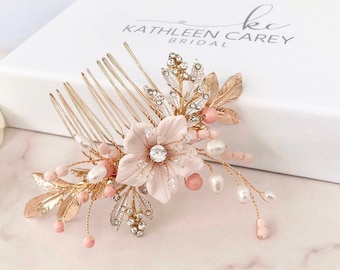 Mutter der Braut, Blush rosa Blume Haarkamm in Gold-Finish, auch perfekt Hochzeit Haarschmuck für die Braut oder Brautjungfer.