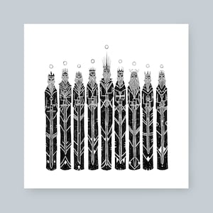 Può includere: Illustrazione in bianco e nero di nove figure in fila, ciascuna con una corona e una spada. Le figure sono stilizzate e hanno un'estetica medievale o fantasy.