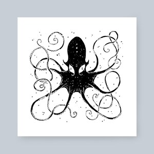 Puede incluir: Ilustración en blanco y negro de un pulpo. El pulpo está representado con un cuerpo texturizado y detallado y largos tentáculos rizados. Pequeños puntos están dispersos alrededor del pulpo, lo que se suma al diseño artístico. La obra de arte está sobre un fondo blanco.