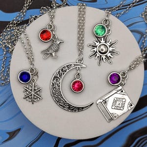 Naddpod キャラクターにインスパイアされたミニジュエル & チャームネックレス - 全キャンペーン - バフミア、エルダーモーン、トリニヴェール、マグナスクロニクル ++