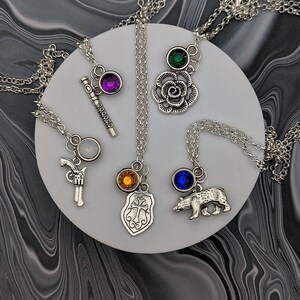 Collares con minijoyas y dijes inspirados en personajes de Critical Role: Vox Machina: Vex, Vax, Pike, Percy, Keyleth, Scanlan, Grog