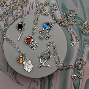 Chronicles of Narnia Character Inspired Mini Jewel & Charm Necklaces - Main Kings and Queens - Lucy, Peter, Susan, Edmund, Caspian
