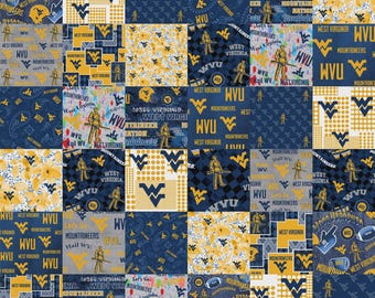 Może przedstawiać: Projekt patchwork z różnymi logo, tekstami i grafikami WVU Mountaineers w kolorze granatowym, złotym i białym. Projekt zawiera piłki nożne, hełmy i frazę "West Virginia". Ogólnym tematem jest uczelnia.