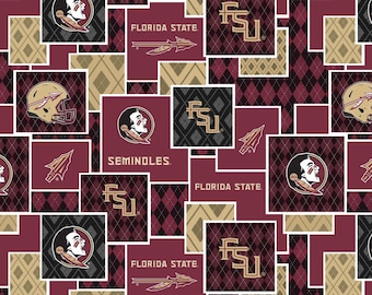 Könnte beinhalten: Ein maroonfarbener und goldener Stoff mit einem sich wiederholenden Muster des Logos der Florida State Seminoles, den Worten "Florida State" und "Seminoles" und einem Speerkopfdesign.