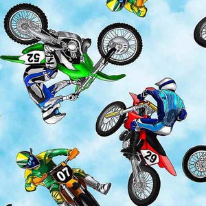 K&ouml;nnte beinhalten: Ein blauer Himmel mit vier Motocross-Motorr&auml;dern in der Luft. Die Motorr&auml;der sind gr&uuml;n, rot, orange und gelb. Die Fahrer tragen Helme und Rennbekleidung. Die Nummern 29, 07 und 92 sind auf den Motorr&auml;dern zu sehen.