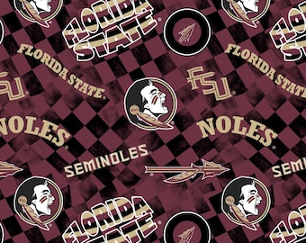 Könnte beinhalten: Ein rotbraunes und schwarzes Karomuster mit den Worten "Florida State" und "Noles", die sich durchgehend wiederholen. Das Muster enthält auch ein Seminole-Indianerkopf-Logo und einen Speer.