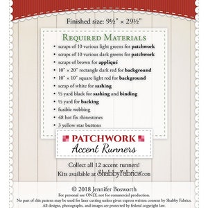 K&ouml;nnte beinhalten: Ein druckbares Muster f&uuml;r einen Weihnachtsbaum-Patchwork-Akzent-L&auml;ufer. Das Muster ist f&uuml;r einen L&auml;ufer mit einer Gr&ouml;&szlig;e von 232 cm x 75 cm. Das Muster enth&auml;lt Anweisungen f&uuml;r die Verwendung verschiedener Gr&uuml;nt&ouml;ne, braunen Stoffes, roten Stoffes, wei&szlig;en Stoffes und schwarzen Stoffes. Das Muster enth&auml;lt auch Anweisungen f&uuml;r die Verwendung von Fusible Webbing, Strasssteinen und Kn&ouml;pfen. Das Muster ist bei Shabby Fabrics erh&auml;ltlich.