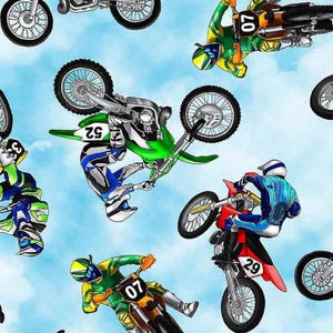 K&ouml;nnte beinhalten: Ein blauer Hintergrund mit mehreren Bildern von Motocross-Fahrern auf Dirtbikes. Die Fahrer tragen bunte Rennkleidung und Helme. Die Bikes sind gr&uuml;n, rot und orange. Die Nummern 07, 29 und 23 sind auf den Bikes sichtbar.