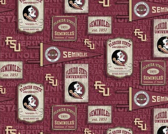 Könnte beinhalten: Ein maroonfarbener Stoff mit einem sich wiederholenden Muster von Logos der Florida State University, darunter das Seminole-Kopfmaskottchen, der Name der Schule und das Jahr 1851. Der Stoff zeigt auch Wimpelflaggen mit dem Namen der Schule und dem Maskottchen.