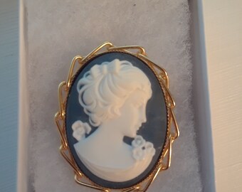 Lady Cameo Brooch Pin in Resin on Gold Tone Metal