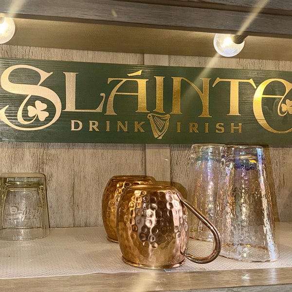 Réplica del letrero del pub irlandés Sláinte con arpa - Decoración de madera "Drink Irish" pintada a mano - Dorado y verde metalizado - Regalo para el Día de San Patricio